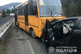 На Львівщині шкільний автобус попав у ДТП: травмовані діти