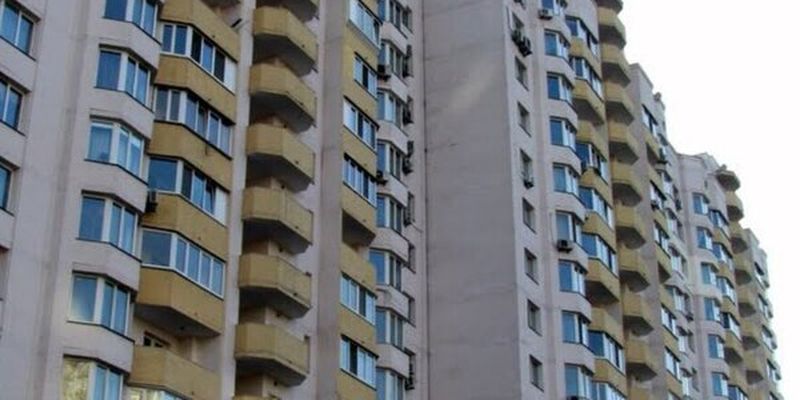 В Киеве на Позняках мужчина бросился из окна многоэтажки