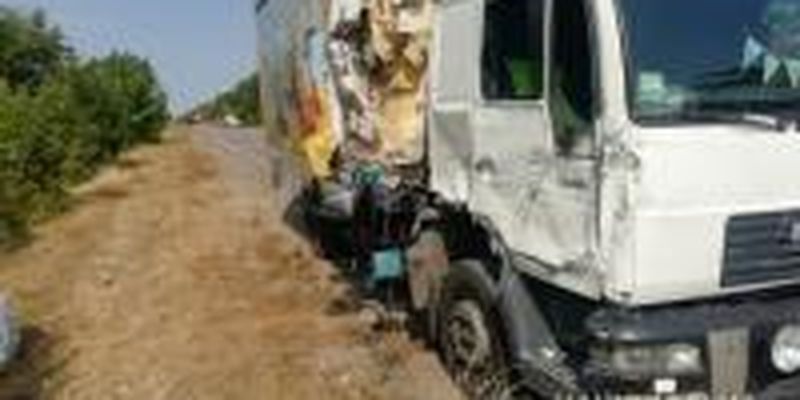 В Херсонской области столкнулись легковушка и грузовик, погибла женщина