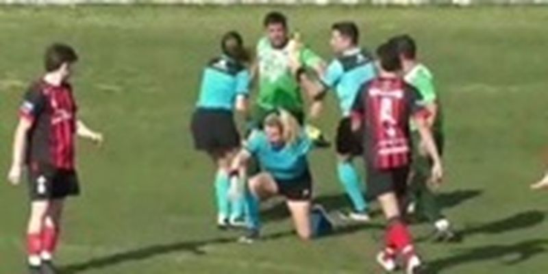 В Аргентине футболист ударил женщину-арбитра