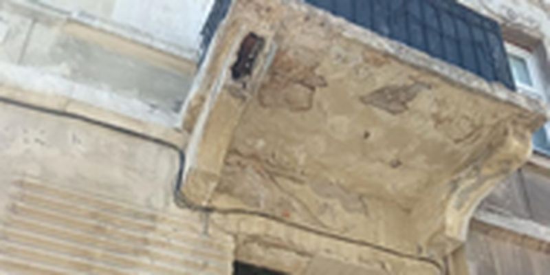 Во Львове кусок старого балкона упал на тротуар