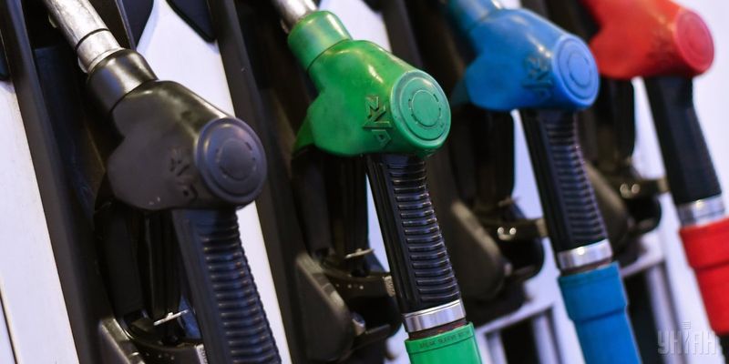Бензин дешевшає: скільки коштує заправити авто
