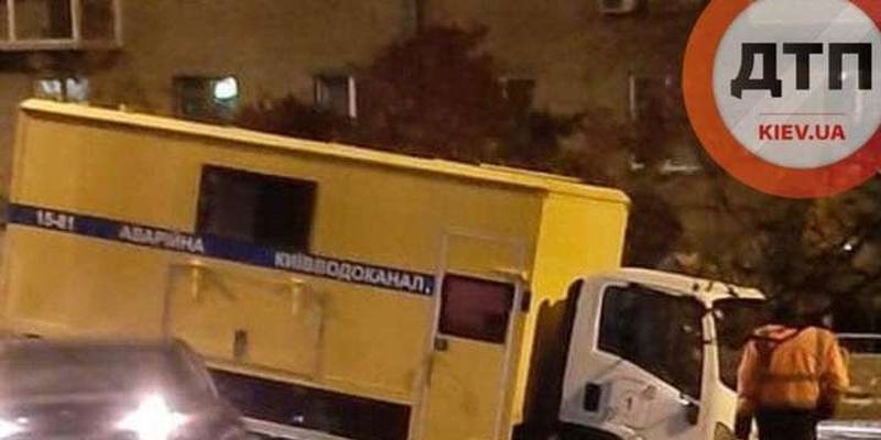 Вантажівка «Київводоканалу», яка їхала на прорив мережі, провалилася під асфальт