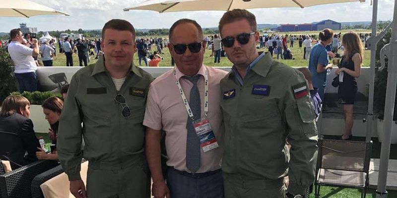 Директора киевского авиазавода уволили за фото в форме пилота ВКС РФ