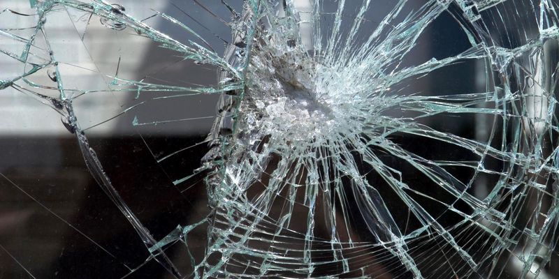 Видеофакт: в Кропивницком пара разбила лобовое стекло автобуса, когда кондуктор попросил надеть маски