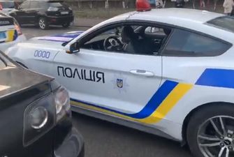 В Києві молодики пофарбували Mustang в поліцейські кольори і видавали себе за патрульних