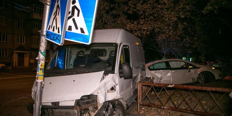 У Києві нетверезий працівник СТО взяв покататися чуже авто і влаштував погоню з ДТП