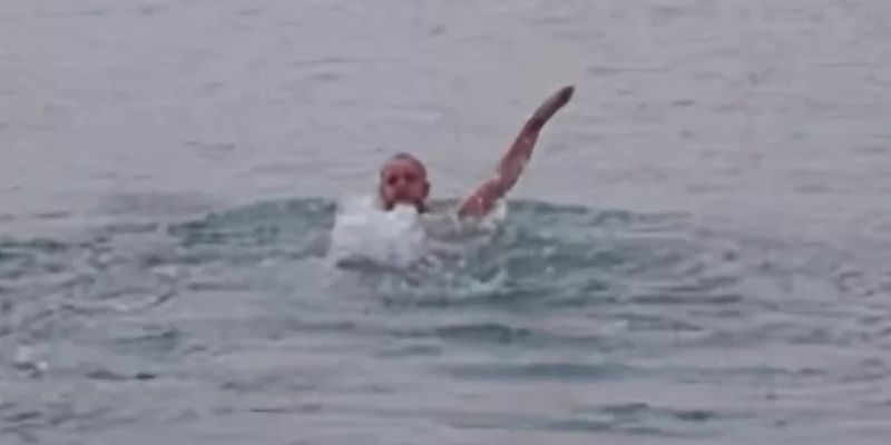 Чудом выжил: украинский моряк решил "прогуляться" по воде с чемоданом