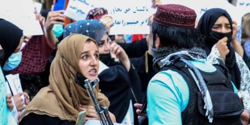 Запад предупредил талибов: Запрет женщинам работать оставит Афганистан без гумпомощи