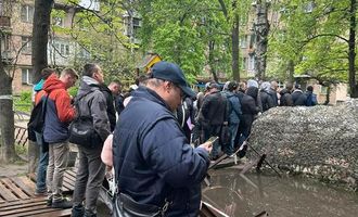 В Киеве возле военкоматов снова очереди, но есть нюанс: как новый закон добавил новых проблем. Фото