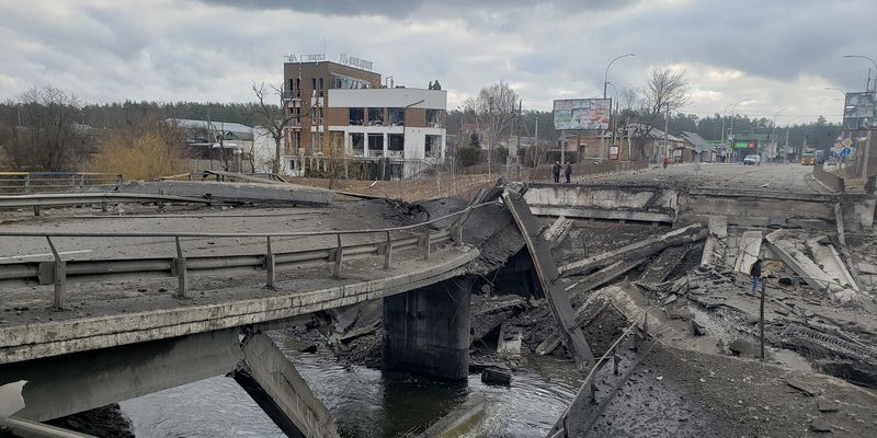 За время войны в Украине уничтожены тысячи километров дорог и сотни тысяч авто