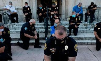 Протести в США: поліція переходить на бік мітингувальників та встає на коліна – фото, відео