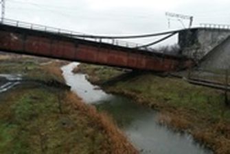 Оккупанты заявили об ударе по ж/д мосту под Мелитополем