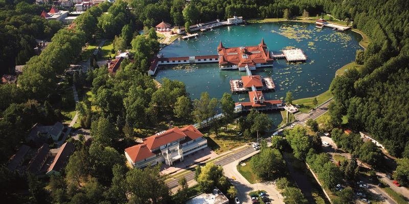 Угорський SPA-курорт Хевіз: секрети відпочинку на найбільшому термальному озері світу