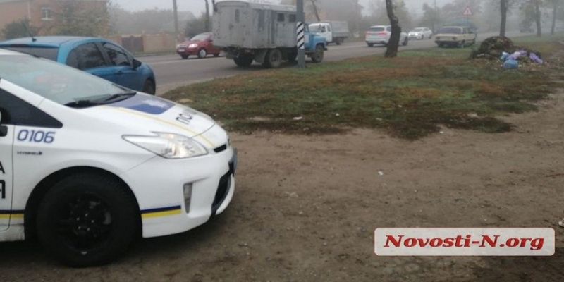 На «зебре» в Николаеве водитель ВАЗ зацепил пожилую женщину: пенсионерка упала и ударилась головой