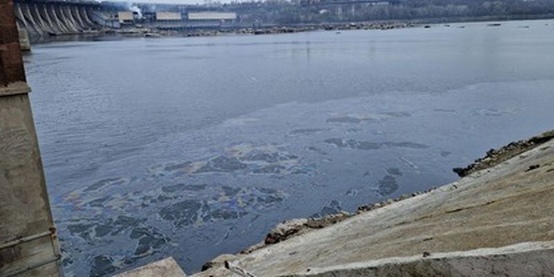 Из-за попадания в ДнепроГЭС произошла масштабная утечка нефтепродуктов в Днепр: заявление экоинспекции