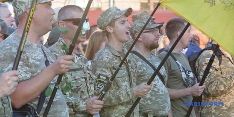 По центру Харькова с барабанным боем прошли около тысячи участников "Марша защитников"