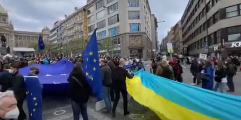 В Праге на протесте против пророссийских политиков развернули флаг Украины