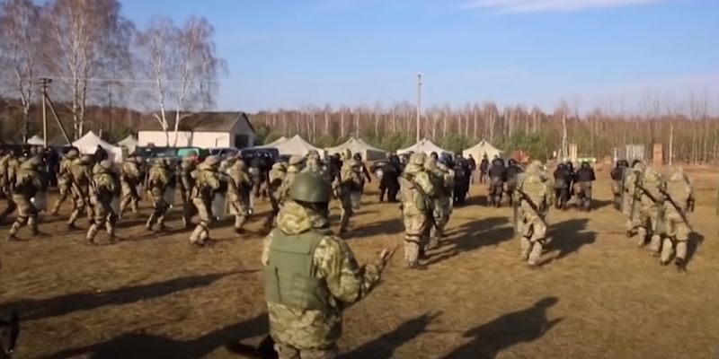 Побег от военных и подготовка "домашней крепости": украинцам дали советы на случай войны