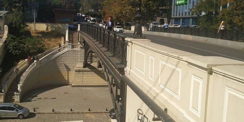 На дороге образовалась пробка: Мост в Одессе перекрыли из-за угрозы взрыва