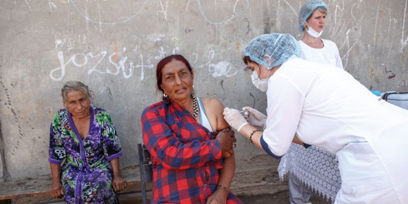 На Закарпатье бригады медиков вакцинируют ромов