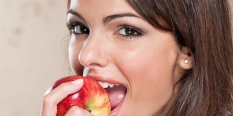 Медики посоветовали, как правильно есть яблоки