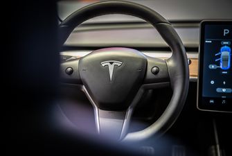 Автопилот электромобиля Tesla врезался в полицейскую машину