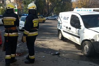 Серьезное ДТП в центре Днепра: Daihatsu вылетел на тротуар и перевернулся