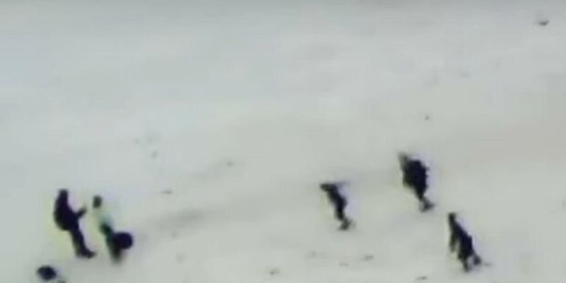 Девочка провалилась под лед в Киеве, появилось видео: "оказалась в воде"