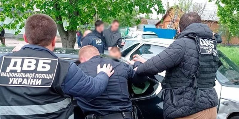В Черниговской области двух патрульных задержали на взятке