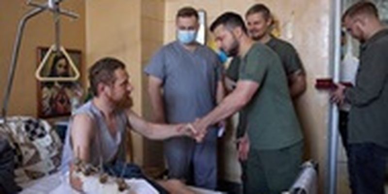 Зеленский навестил в больнице Львова раненых военных