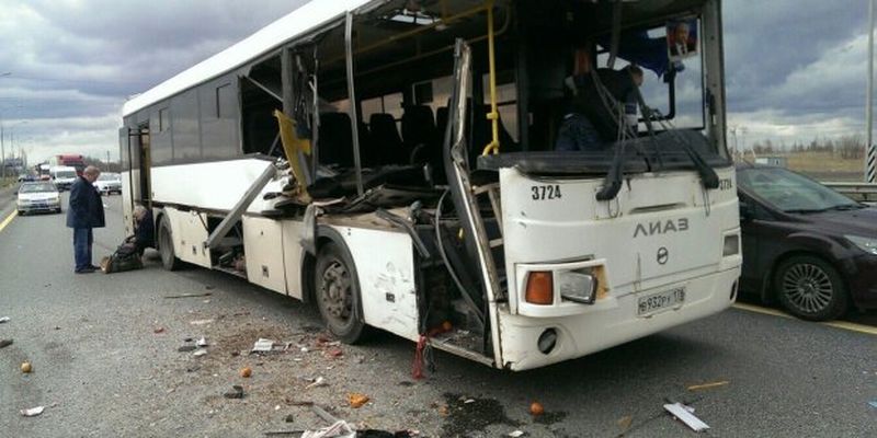 Фатальна ДТП із забитим автобусом перетворила дорогу на пекло: вісім життів в обмін на дурість