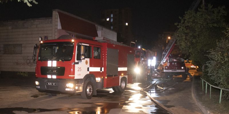 В Киеве в многоэтажке горела квартира: погиб мужчина, которого врачи не смогли реанимировать