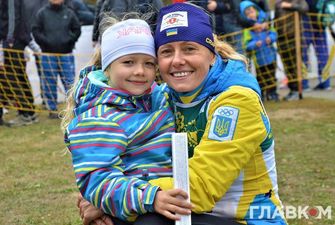 Світова призерка Оксана Хвостенко: Донечка вже стріляє, а син у футболі, каже, що біатлон – то ваше з татом