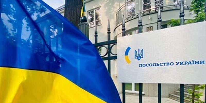 Украинцам за границей ограничили права: в Раде требуют объяснений, юристы критикуют решение