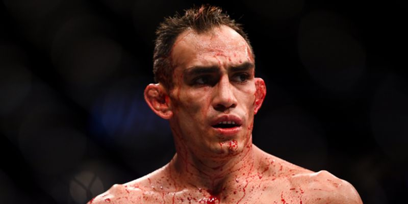 Звезда UFC призвал лишить Нурмагомедова чемпионского пояса