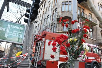 Пожежа в Одесі: поліцейські прибрали квіти, які принесли до коледжу