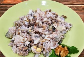 Рецепт дня: Пикантный куриный салат с орехами и соленым огурчиком