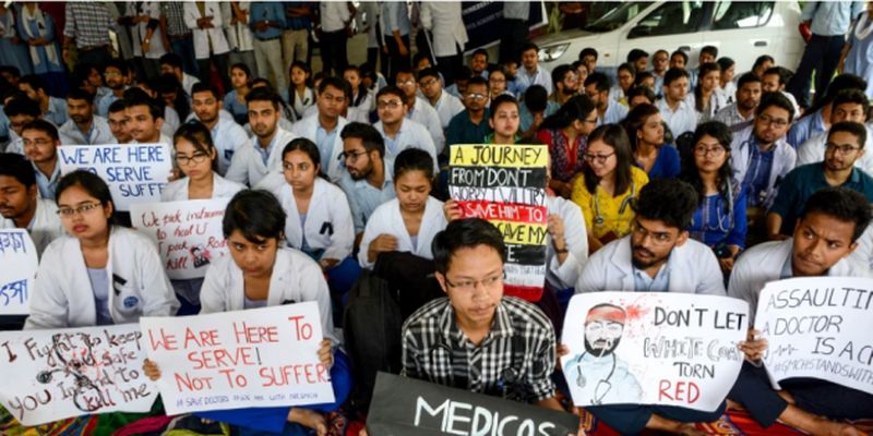 Десятки тысяч врачей в Индии требуют защиты от пациентов