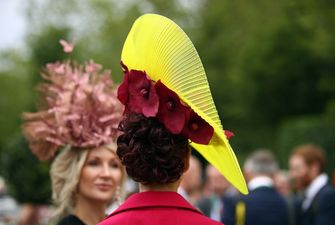 Шляпа-пчела и венок из цветов: необычные головные уборы на скачках Royal Ascot 2019