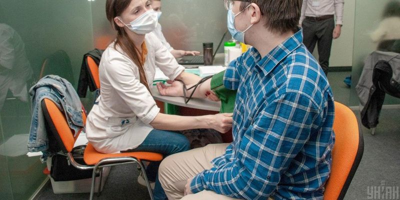 "Укрзалізниця" розпочинає вакцинацію залізничників від COVID-19, поки що тільки в Києві