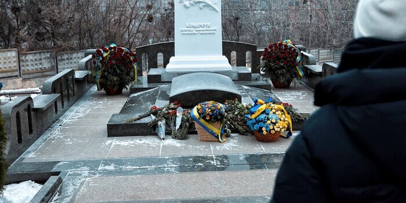 На могилі президента Кравчука у Києві з'явився меморіал