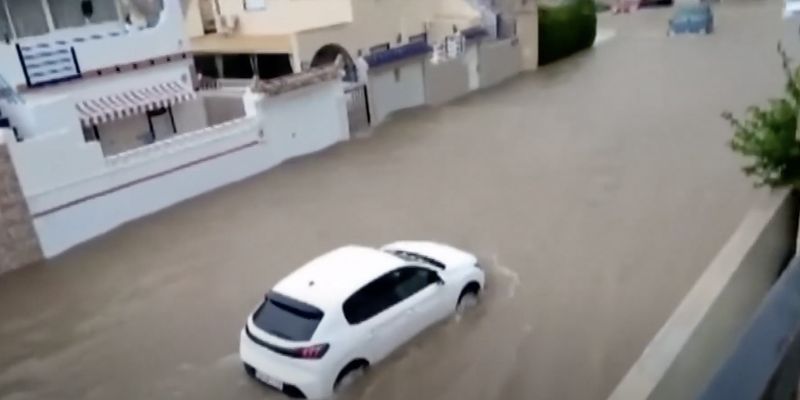 Масштабное наводнение в Испании: машины плавают, дома затоплены, людей пришлось эвакуировать