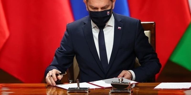 Скандал со Спутником V: в Словакии глава Минздрава ушел в отставку
