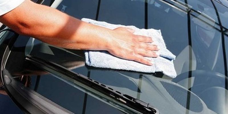 Как быстро убрать со стекла авто наклейку: поможет обычное полотенце