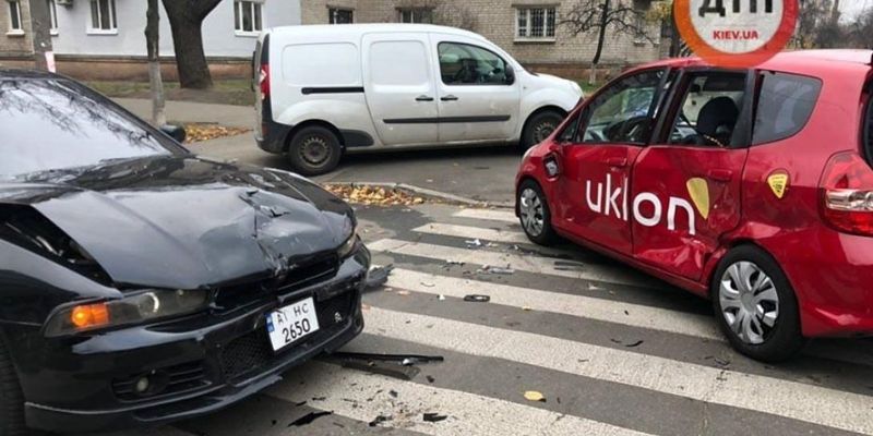 На Старой Даринце Киеве на перекрестке повреждения получили Honda, Mitsubishi и Lexus