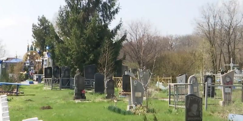 Каждому - по яме: украинцы требуют у Зеленского бесплатных мест на кладбище