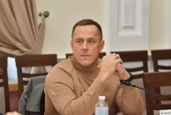 "Не носил, не ношу и не буду носить": депутат Киевсовета устроил скандал в "Борисполе" из-за карантинных правил
