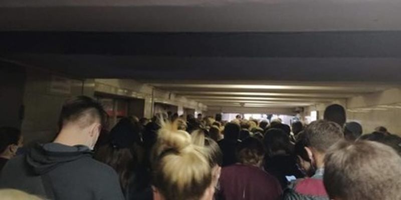 Какой там карантин: в Киеве в метро возникла "дикая" давка, фото