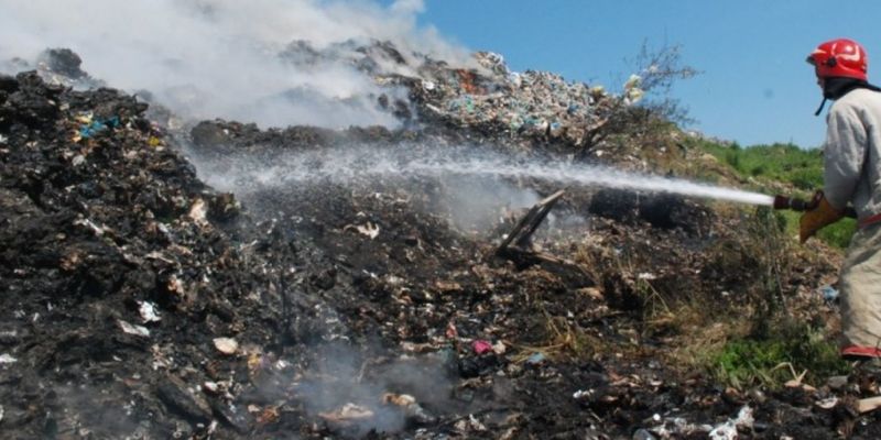 Во Львовской области продолжается пожар на мусорной свалке